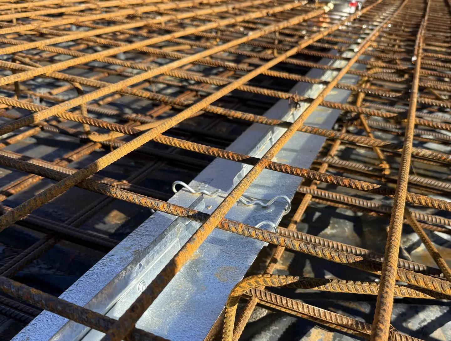Primostar® Crack Control System (WPM® Crack-Inducing Waterstop) in the floor slab/concrete structure.