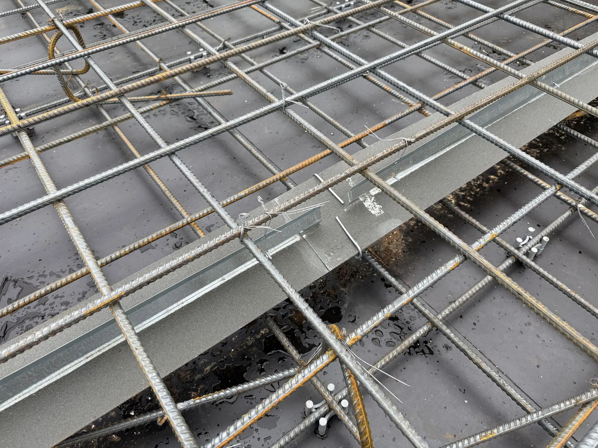 Merko Lahekalda quarter. Waterproofing of the semi-open parking deck roof slab/intermediate ceilings using the Primostar® Crack Control System.