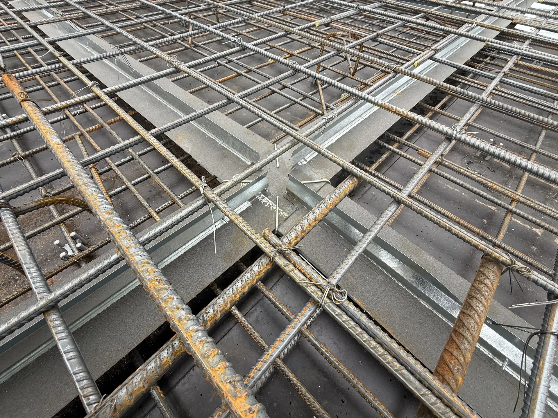 Merko Lahekalda quarter. Waterproofing of the semi-open parking deck roof slab/intermediate ceilings using the Primostar® Crack Control System.