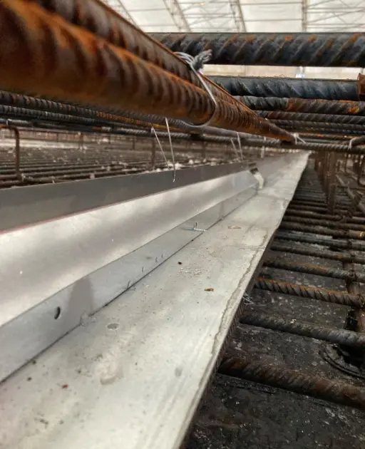 WPM® įtrūkimus skatinanti hidroizoliacinė tarpinė grindų plokštės konstrukcijoje