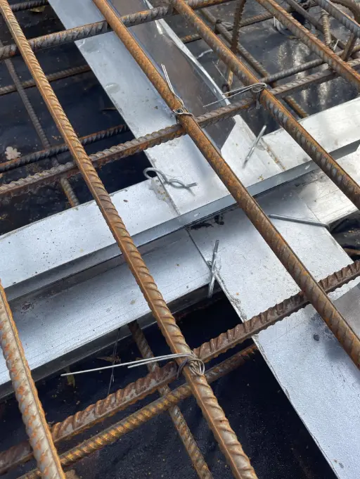 WPM® įtrūkimus skatinanti hidroizoliacinė tarpinė grindų plokštės konstrukcijoje