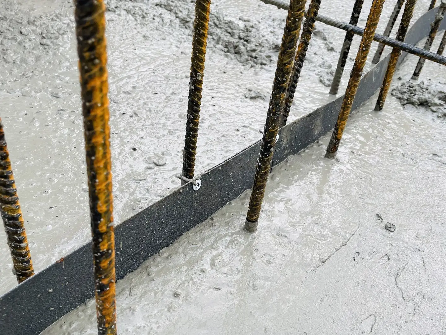 WPM® metalinės skardos hidroizoliacinė juosta 125R betono liejimo metu.