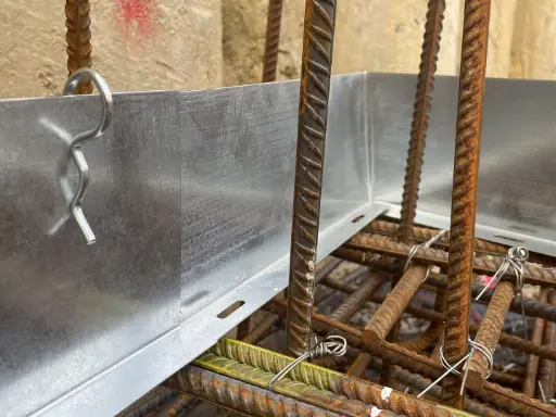 WPM® metalinių lakštų hidroizoliacinė tarpinė 125L prieš betono liejimą.