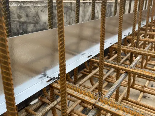 WPM® metalinių lakštų hidroizoliacinė tarpinė 125L prieš betono liejimą.