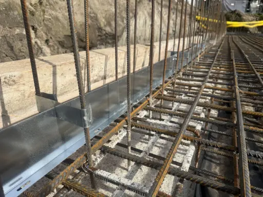 WPM® metalinių lakštų hidroizoliacinė tarpinė 125L prieš betono liejimą.