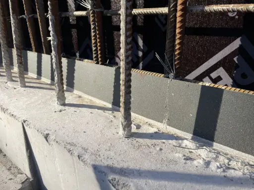 WPM® metalinės skardos hidroizoliacinė juosta 125R po betono liejimo.