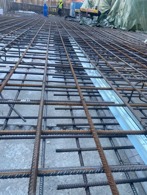 Профиль Primostar для формирования трещин (используется для контроля и гидроизоляции усадочных трещин) перед бетонированием.