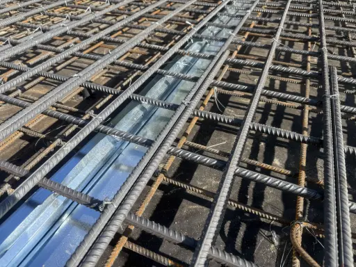 Профиль WPM Crack Inducing Waterstop установлен в конструкцию плиты перекрытия перед бетонированием.