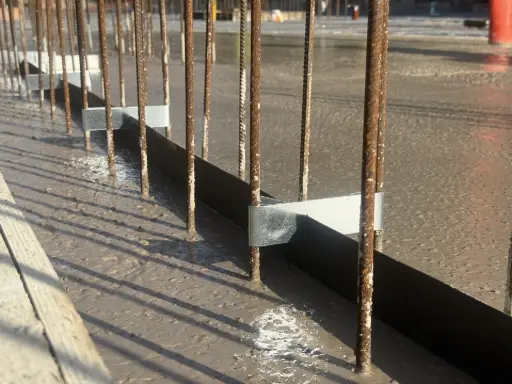 Профиль WPM Construction Joint Profile (Metal Sheet Waterstop) 125R во время бетонирования. Профиль закреплён к арматуре с помощью держателей (распорок).