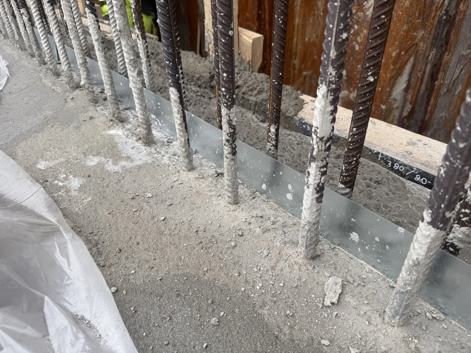 Primostar WPM Metal Sheet Waterstop (työsaumaprofiili / vesisulkulevy) betonivalun jälkeen Talsinki korttelissa. Rakennussaumat Talsinki-korttelissa.