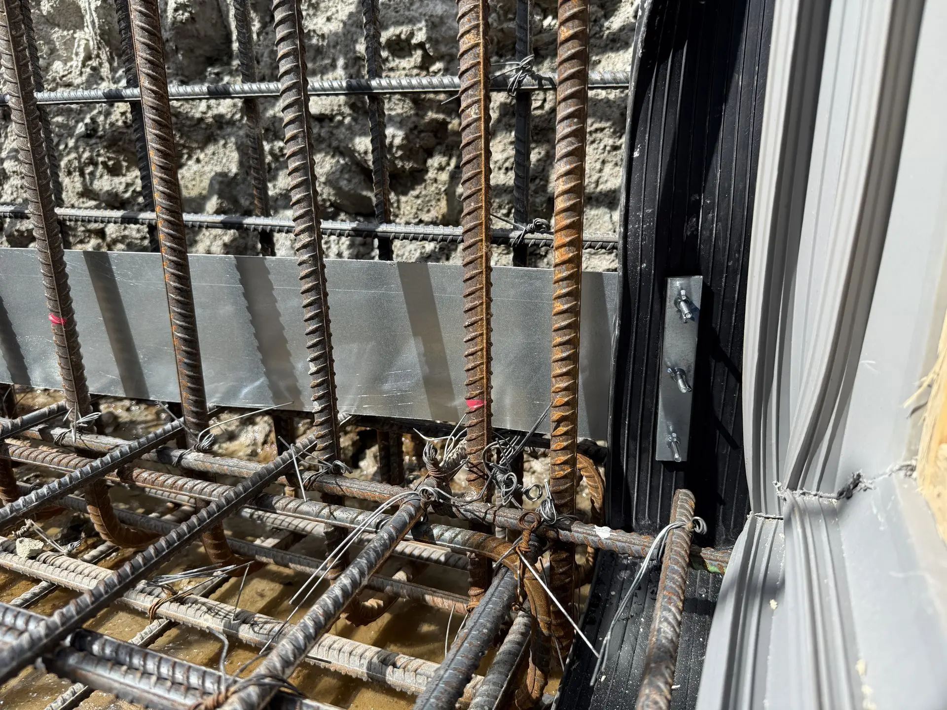 Primostar® METAL SHEET WATERSTOP (WPM® Metal Sheet Waterstop, sealing element) 125R connected to the Kraso expansion joint tape with Primostar® metal sheet waterstop (construction Joint sheet) and PVC connection clamp.