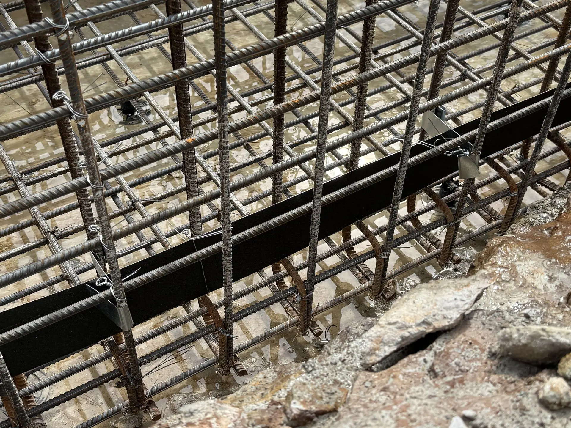 Primostar® METAL SHEET WATERSTOP (WPM® Metal Sheet Waterstop, sealing element),(construction joint profile) 125R connected to the reinforcement with Primostar® R/L profile fixer.
