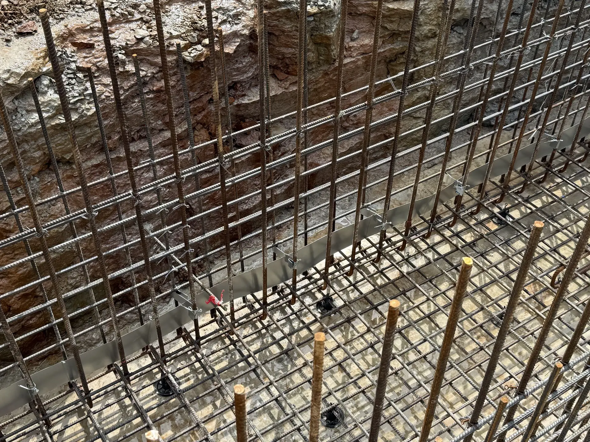 Primostar® METAL SHEET WATERSTOP (WPM® Metal Sheet Waterstop, sealing element),(construction joint profile) 125R connected to the reinforcement with Primostar® R/L profile fixer.