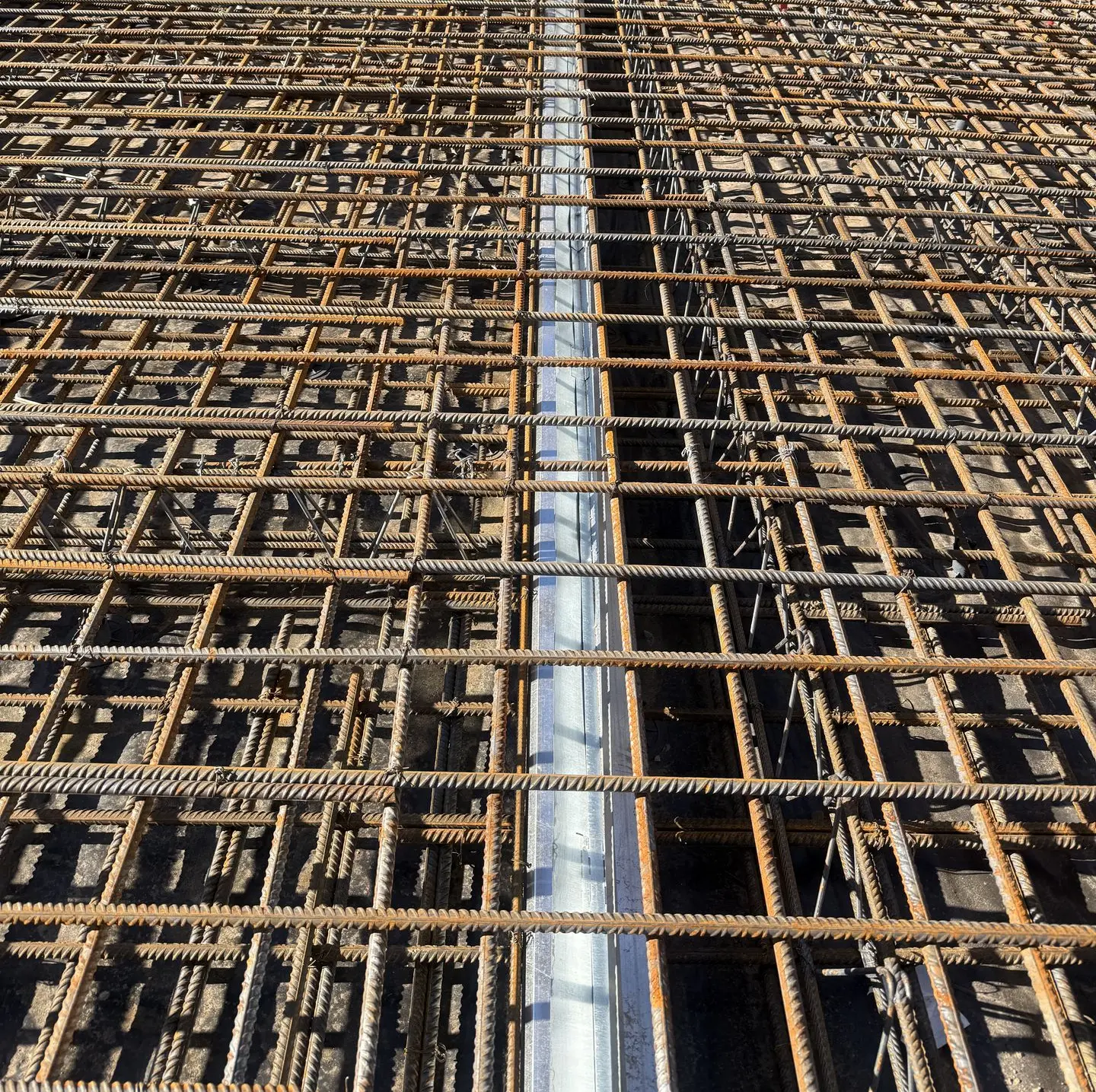 We launched the Primostar® Crack Control System in roll format, reducing the number of overlaps, enabling faster installation, and ensuring controlled cracking.