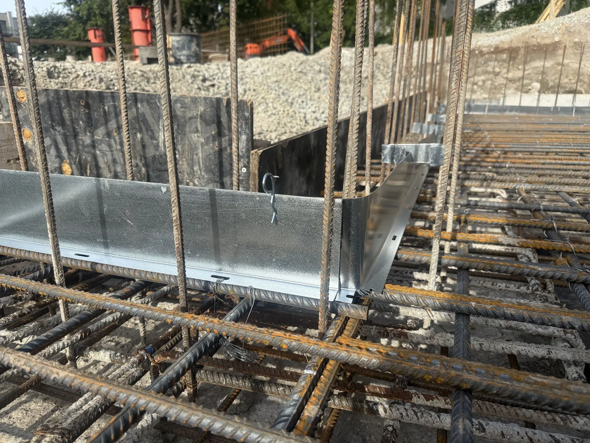 Primostar® Metal Sheet Waterstop 125L fixed with Primostar® R/L profile fixer before the concrete cast.