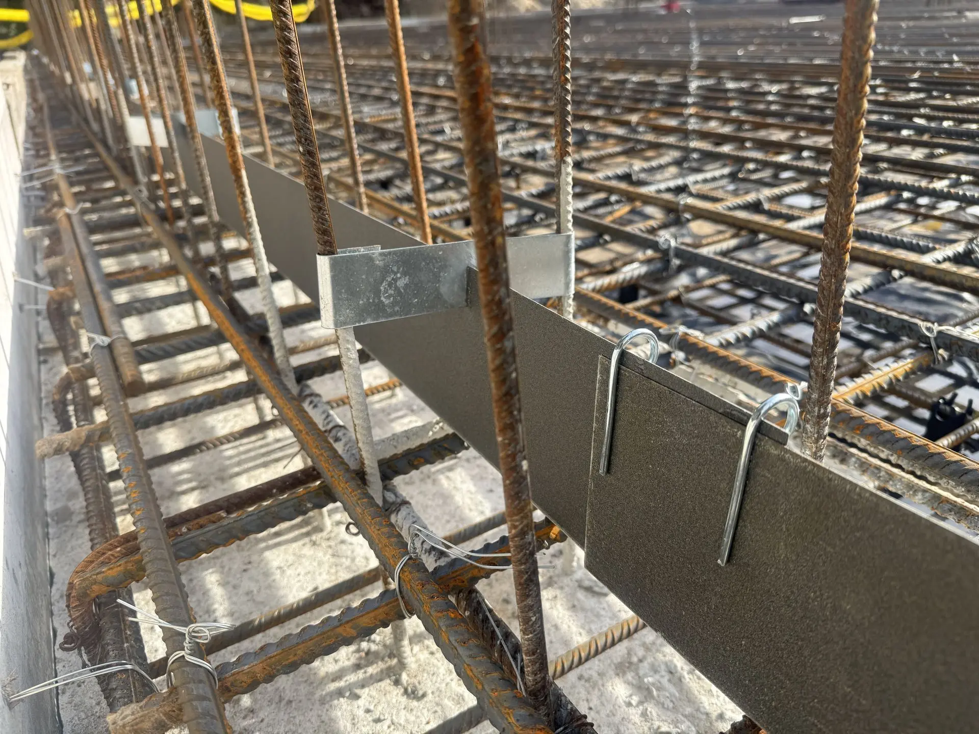 Installation of Primostar® METAL SHEET WATERSTOP (WPM® Metal Sheet Waterstop, Sealing Element) 125L before concrete pouring.