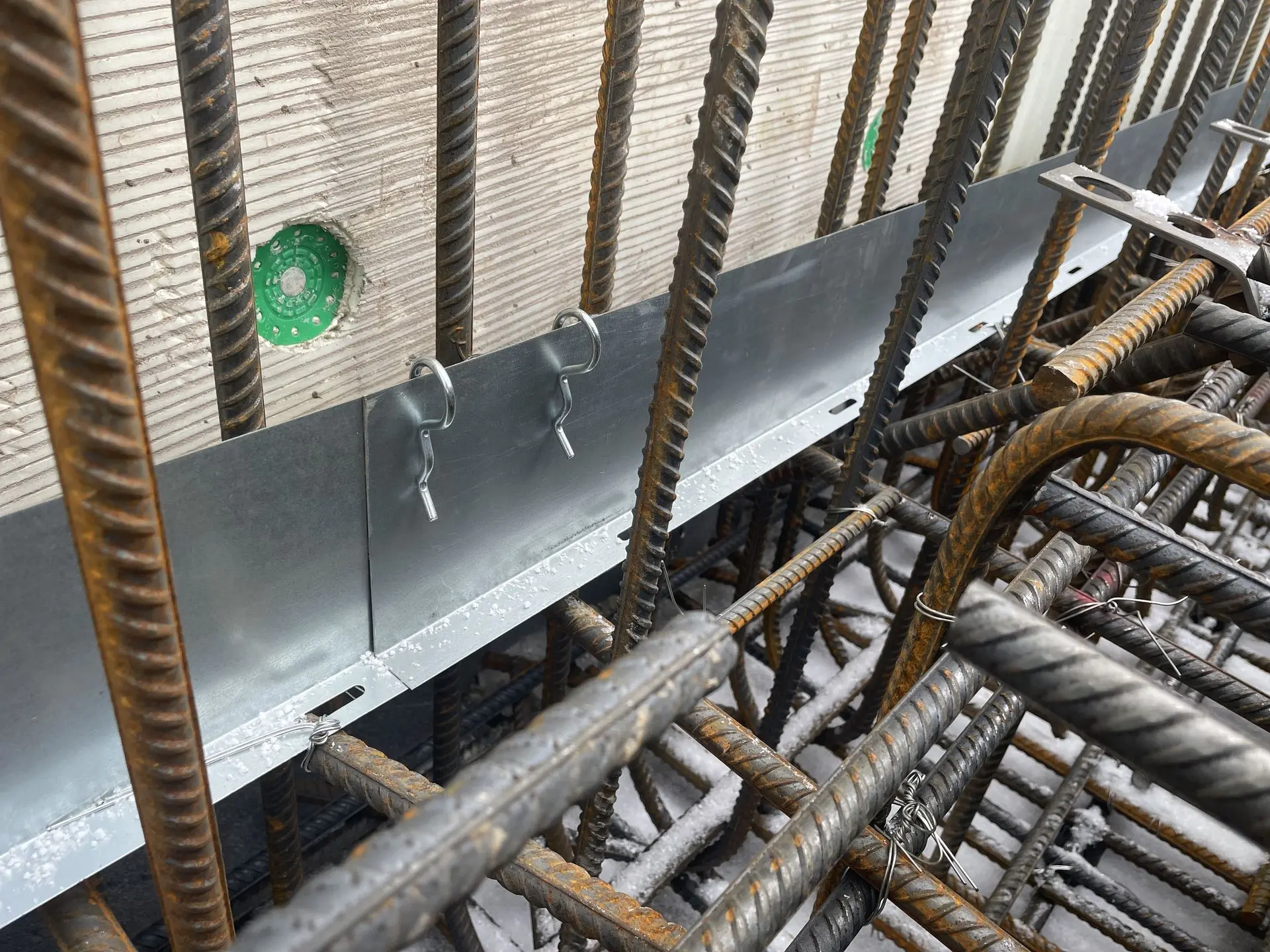 Installation of Primostar® METAL SHEET WATERSTOP (WPM® Metal Sheet Waterstop, Sealing Element) 125L before concrete pouring.